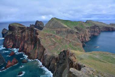 Saint Lawrence noktası, Portekiz 'in Madeira adasının en doğusundaki nokta. Burun bölgesi bir doğa koruma alanıdır. Etrafı mavi sularla çevrili şaşırtıcı kaya oluşumları..