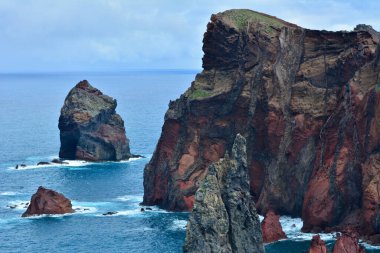 Saint Lawrence noktası, Portekiz 'in Madeira adasının en doğusundaki nokta. Burun bölgesi bir doğa koruma alanıdır. Etrafı mavi sularla çevrili şaşırtıcı kaya oluşumları..