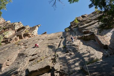 Doğal arazide tırmanış eğitimi. Doğada kaya tırmanışı. Yüksek kalite fotoğraf