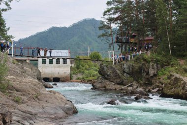 Çalışmayan eski Chemal hidroelektrik santrali. Altai Cumhuriyeti, Sibirya, Rusya 'ya seyahat. Seyahat fotoğrafı.