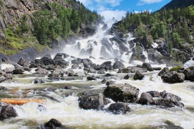 Altai rezervinde Büyük Chulchinsky şelalesi, Sibirya, Rusya. Güneşli yaz gününde Uchar 'ın ünlü simgesi. Ormandaki büyük taşların arasına düşen su. Yüksek kalite fotoğraf