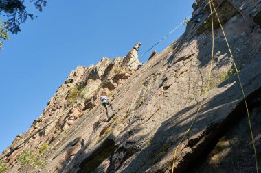 Doğal arazide tırmanış eğitimi. Doğada kaya tırmanışı. Yüksek kalite fotoğraf