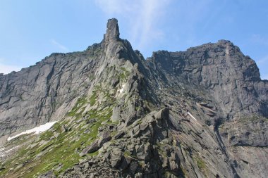 Yaz günü kayalık bir dağ sırasının tepesinde. Yürüyüş, kaya tırmanışı, dağcılık için ideal bir alan.