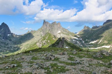 Yüksek sivri kayalık zirveleri olan yaz dağları manzarası. Ergaki doğa parkı. Yürüyüş, kaya tırmanışı, dağcılık için ideal bir alan.