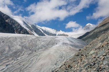 Büyük buzullar ve karlı tepeler Altai dağlarında, Aktru yaz gününde