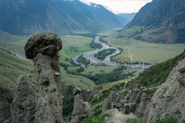 Resimli yeşil nehir vadisi. Yaz zamanı doğal manzara, bulutlardaki dağlar, muhteşem manzaralı en iyi dinlenme alanları. Altai Cumhuriyeti, Sibirya, Rusya.