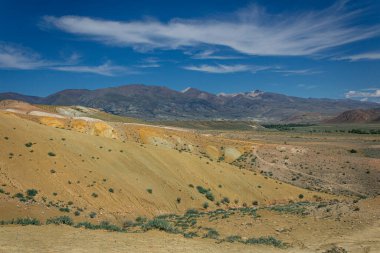 Kyzyl-Chin yolu, Altai Mars. Farklı renkte dağları olan resim gibi bir kanyon: kırmızı, sarı, turuncu, beyaz. Ünlü bir simge. yabancı manzara