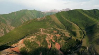 Yükseklerin yaz manzarası, uzakta yüksek dağların karlı zirvelerini görebilirsiniz. Kırgızistan doğası. Yüksek kalite 4k aeral dron görüntüsü inanılmaz dağ manzarası