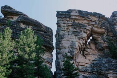 İki İnanılmaz şekilli Syenite kayası volkanik dağ oluşumu. Magma katmanları. Vahşi doğada turistik eğlence ve tırmanma eğitim alanı. 