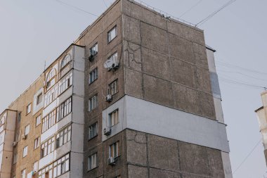 Kırgızistan 'daki çok katlı pansiyon. Kırgız Cumhuriyeti 'ndeki eski Paneller binası, Sovyet mimari evi. Köşedeki daire için dış izolasyonu var.. 