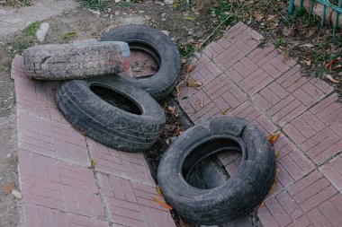 Sokağa atılmış eski araba lastikleri. İşleme tesislerinin yokluğuyla çevre kirliliği. 