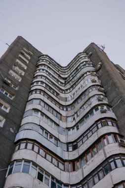 Dalgalı Sovyet çok katlı, yuvarlak balkon şekilli meskun bina. BDT ülkelerinin şehir mimarisi, alt görünüm