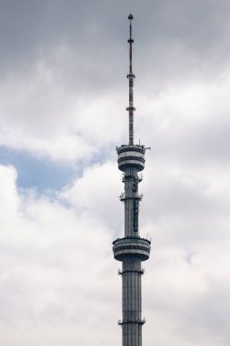 Koktobe Televizyonu ve Kazakistan 'daki radyo yayın kulesi. Bulutlu bir gökyüzünün arka planında TV kuleleri