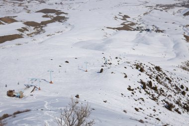 Doğal manzara, dağ yamacı. Aktif eğlence, kış sporları. Kayakçılar ve snowboardcular için bir halat. Kırgızistan 'daki Toguz Bulak kayak merkezi. 