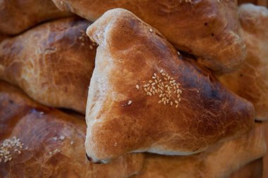 Ulusal Asya mutfağı. Samsa, samosa, fırında pişmiş üçgen turta üzerine susam tohumu serpiştirilmiş biftek ya da tavuk eti serpiştirilmiş. Özbekistan 'ın geleneksel yiyeceği Kazakistan Tacikistan Kırgızistan