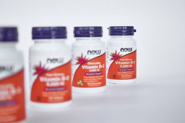 D-3 vitamini, Yüksek Potansiyel, Now Foods Company, iHerb online mağazası. Kemik Bağışıklığı Sağlığı için Sağlıklı Besin İlavesi. Gri arkaplan, seçici odaklanma. Bishkek, Kırgızistan - 8 Aralık 2023. 
