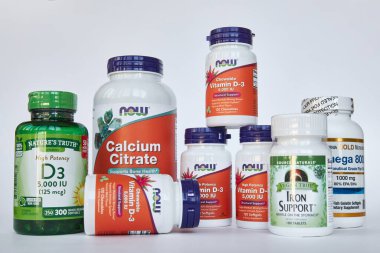 Vitamin ve minerallerin karışımı. Beslenme takviyeleriyle sağlığınıza dikkat ediyorsunuz. iHerb online mağazası, şimdi de gıda şirketi. Sağlık ve ilaç. Bishkek, Kırgızistan - 8 Aralık 2023