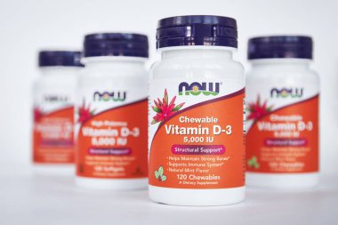 Now Foods Şirketi, iHerb online mağazası. Plastik Çiğnenebilir D-3 vitamini. Kemik Bağışıklığı Sağlığı için Sağlıklı Besin İlavesi. Gri arkaplan, yakın plan. Bishkek, Kırgızistan - 8 Aralık 2023