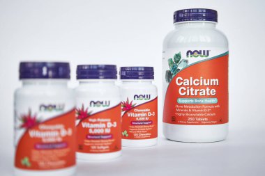 D-3 vitamini ve Kalsiyum Sitrat, Now Foods Company, iHerb online mağazasından. Sağlıklı gıda takviyesi seti. Gri arkaplan, seçici odaklanma. Bishkek, Kırgızistan - 8 Aralık 2023. 