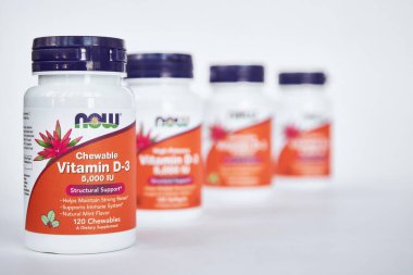 Sıra sıra Çiğnenebilir D-3 vitamini, Now Foods Company, iHerb online mağazası. Kemik Bağışıklığı Sağlığı için Sağlıklı Besin İlavesi. Gri arkaplan, seçici odaklanma yakın plan. Bishkek, Kırgızistan - 8 Aralık 2023
