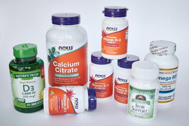 İnternet sitesi iHerb 'den sağIıklı gıda malzemeleri, vitaminler ve mineraller. Gri arka plan. Biyolojik olarak aktif katkı maddesi. Sağlık hizmetleri. Bishkek, Kırgızistan - 8 Aralık 2023. 