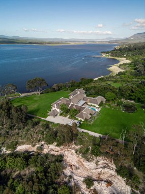 Sahil manzarası, otel bölgesi. Ekim ayında Hermanus Klein River Lagoon, Kleinriversvlei, Riversvlei, Güney Afrika. Hava aracı fotoğrafı.. 