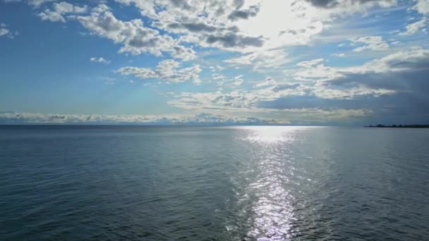 Lago Issyk Kul Agua Azul Camino Reflexión Solar Luz Del — Vídeos de Stock