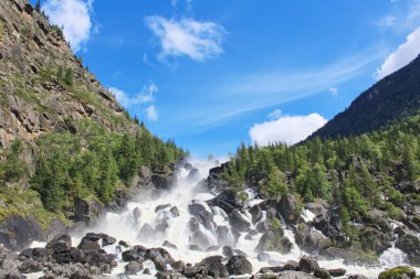 Altai rezervinde Büyük Chulchinsky şelalesi, Sibirya, Rusya. Güneşli yaz gününde Uchar 'ın ünlü simgesi. Ormandaki büyük taşların arasına düşen su. Yüksek kalite fotoğraf