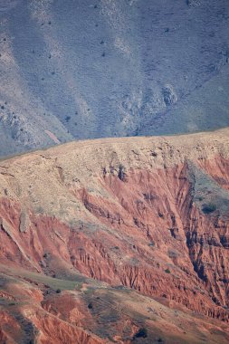 Kalıplı arazi karmaşık desenler koyu kırmızı renkler kaya kanyonu. Doğal erozyon çarpıcı bir manzara oluşturmuş. Işık ve gölge çatlakları ve tepeleri vurgular. Kurak ortamın jeolojik harikası.