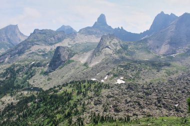 Taygish 2 'den Ergaki Ulusal Parkı' nın en yüksek kayalık tepelerine kadar olan dağ geçidine bakın. Sibirya, Krasnoyarsk bölgesi, Rusya. Yaz manzarası. Dağ turizmi ve dağcılık