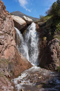 Serin bir dağ manzarasında kayalıklardan şelale şelaleleri düşüyor. Şelalenin akışı sisli bir ortam yaratır ve kayalık bir havuza düşer. Bu sahne huzuru ve saf güzelliği çağrıştırıyor.