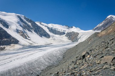 Altai dağlarındaki buzullar ve karlı tepeler, Aktru yaz günü, mavi gökyüzü. Dağ manzarası