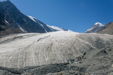 Tırmanışçılar yaz günü Aktru 'da, Altai dağlarında bir buzulda eğitim görüyorlar.