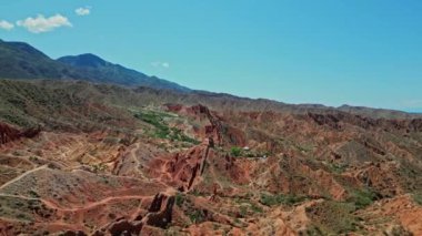 Kırgızistan, Issyk-Kul 'un güney kıyısındaki Picturesque Skazka kanyonu. Popüler turistik bir yer, ünlü bir seyahat merkezi. Peri masalı Kanyonu, Kirghizia. Manzaralı hava manzarası. Peri masalı, kırmızı kayalar