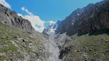 Dağ geçidi 2600 metreden fazla irtifada. Rocky Dağları yamaçları, karlı zirveler. Doğal manzara, Ala-Archa Ulusal Parkı, Kırgızistan yürüyüş alanı. Hava aracı görüntüleri. Yaz Kirgiziya 