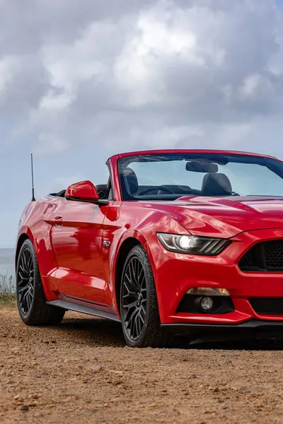 Kırsal kesimde kırmızı Ford Mustang altıncı nesil. S550, midilli arabası. Amerikan Kas Arabası. Güney Afrika - 23 Ekim 2023