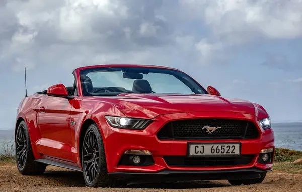 Amerikan Kas Arabası, kırmızı Ford Mustang altıncı nesil. S550, midilli arabası. Güney Afrika - 23 Ekim 2023