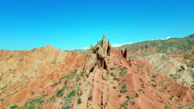 Peri Masalı Kanyonu, Issyk-Kul Gölü 'nün güney kıyısı, Kırgızistan doğası. Ünlü turistik mekan Kirghizia. Manzaralı hava manzarası, kırmızı kayalar Skazka. Doğal manzara.