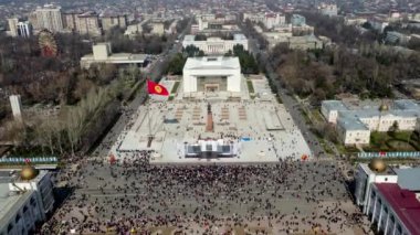 Nooruz 'da Ala-Too Meydanı' nda birçok insan tatil yapıyor. Bishkek şehrinin ana meydanında, tarihi müze binasında ve Kırgızistan 'ın ulusal bayrağında dalgalanıyor. Turistik eğlence, seyahat yeri, hava sahası.