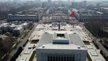 Bishkek şehrinin ana meydanında, tarihi müze binasında ve Kırgızistan 'ın ulusal bayrağında dalgalanıyor. Nooruz 'da Ala-Too Meydanı' nda birçok insan tatil yapıyor. Turistik eğlence, seyahat yeri, hava sahası.