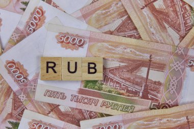 Beş bin Rus Rublesi banknotunun arkaplanı. Üzerinde tahta bloklar, üst manzara, kopyalama alanı var. Döviz kurları, nakit birikimi, bankacılık sistemi