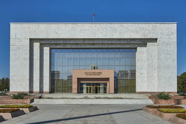 Kırgız Cumhuriyeti Ulusal Tarih Müzesi binası. Ala-Too, ülkenin ana meydanı, Bishkek, Kırgızistan. İnsan yok, hiç kimse yok. Dikdörtgen bina, şehir mimarisi.
