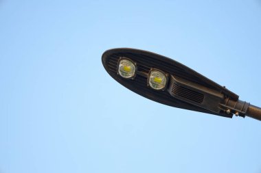 İki LED 'li modern sokak aydınlatması, şehir gelişimi, şehir parkı 