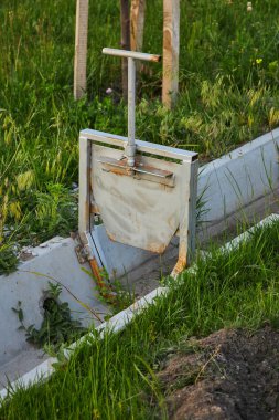 Sulama hendeği, şehir parkında boşaltılan körfez, Kırgızistan 'ın Bişkek kentindeki kentsel bitki örtüsü için küçük beton sulama kanalı şeklinde bir hidrolik yapı. Su kaynağını kesmek için metal valf