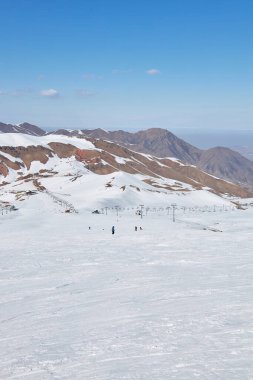 Kayak merkezinde erken dönem, az kar, çok fazla insan yok. Yeni başlayanlar ve snowboardcular için kayak pisti. Chunkurchak, Kırgızistan, Kirgiziya. 