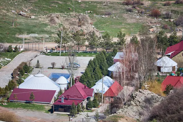 Kırgız dinlenme merkezi, küçük bir havuzu, misafir evleri ve yurtları var, yukarıdan manzaralı. Kırsal alan, Chunckurchak, Kırgızistan