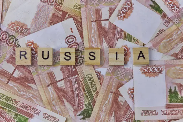 Beş bin Rus Rublesi banknotunun arkaplanı. Üzerinde RUSSIA yazıyor. Tahta bloklar, üst manzara, kopyalama alanı. Döviz kurları, nakit birikimi, bankacılık sistemi