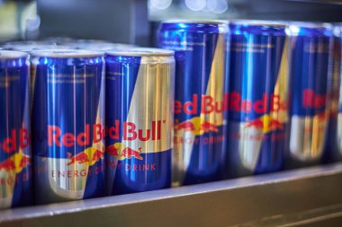 Alüminyum kutular dolusu Red Bull enerji içeceği farklı boyutlarda ve hacimde bir rafta. Perakende satış, içecek makalesi. Bishkek, Kırgızistan - 26 Mayıs 2023. 