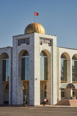 Kırgız Cumhuriyeti 'nin altın kubbesi ve bayrağıyla tarihi bina. Ala-Too Meydanı, şehir merkezi, başkent. Seyahat güzergahı, dönüm noktası. Sovyet mimarisi. Bishkek, Kırgızistan - 8 OCT 2024