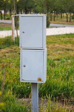 Şehir parkında iki küçük metal kutu elektrik kabini, dağıtım dolabı.. 